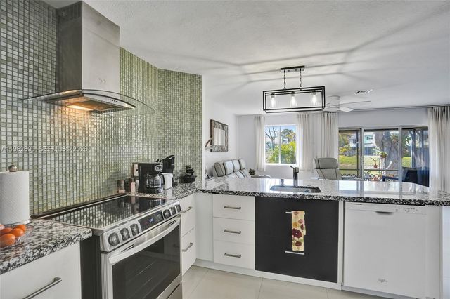 2260 W Discovery Cir W, Deerfield Beach, FL 33442