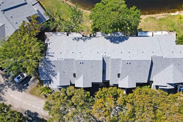 2260 W Discovery Cir W, Deerfield Beach, FL 33442