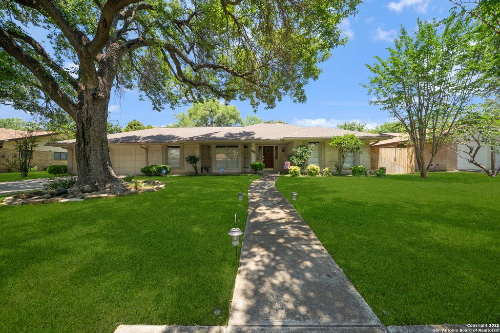 425 Crestwind, Windcrest, TX 78239