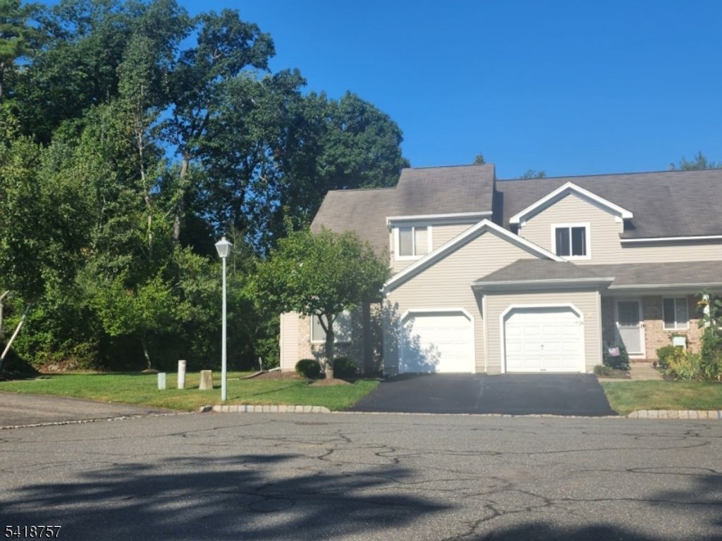 Image 1 of property listing at 10 Wind Meadow Trl, Hardyston Twp., NJ 07419