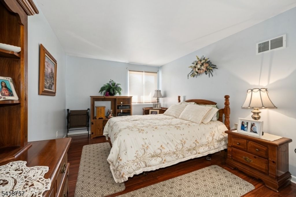 Image 15 of property listing at 10 Wind Meadow Trl, Hardyston Twp., NJ 07419