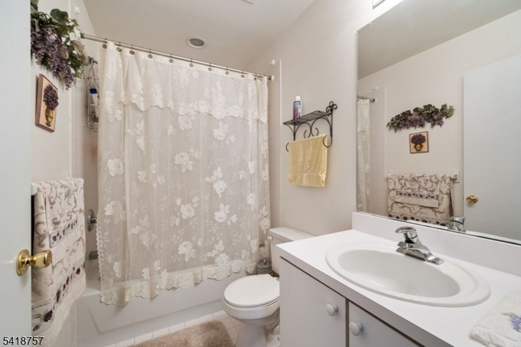 Image 16 of property listing at 10 Wind Meadow Trl, Hardyston Twp., NJ 07419