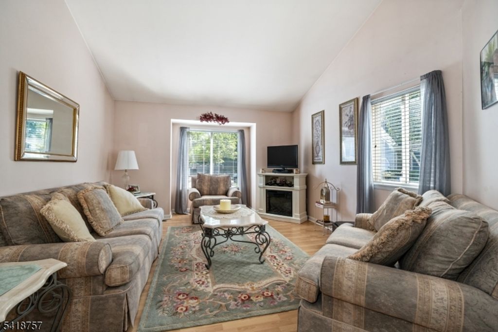 Image 4 of property listing at 10 Wind Meadow Trl, Hardyston Twp., NJ 07419