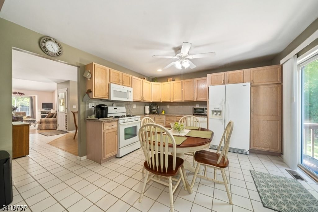 Image 5 of property listing at 10 Wind Meadow Trl, Hardyston Twp., NJ 07419