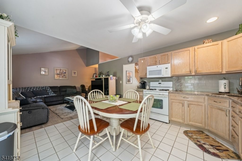 Image 6 of property listing at 10 Wind Meadow Trl, Hardyston Twp., NJ 07419