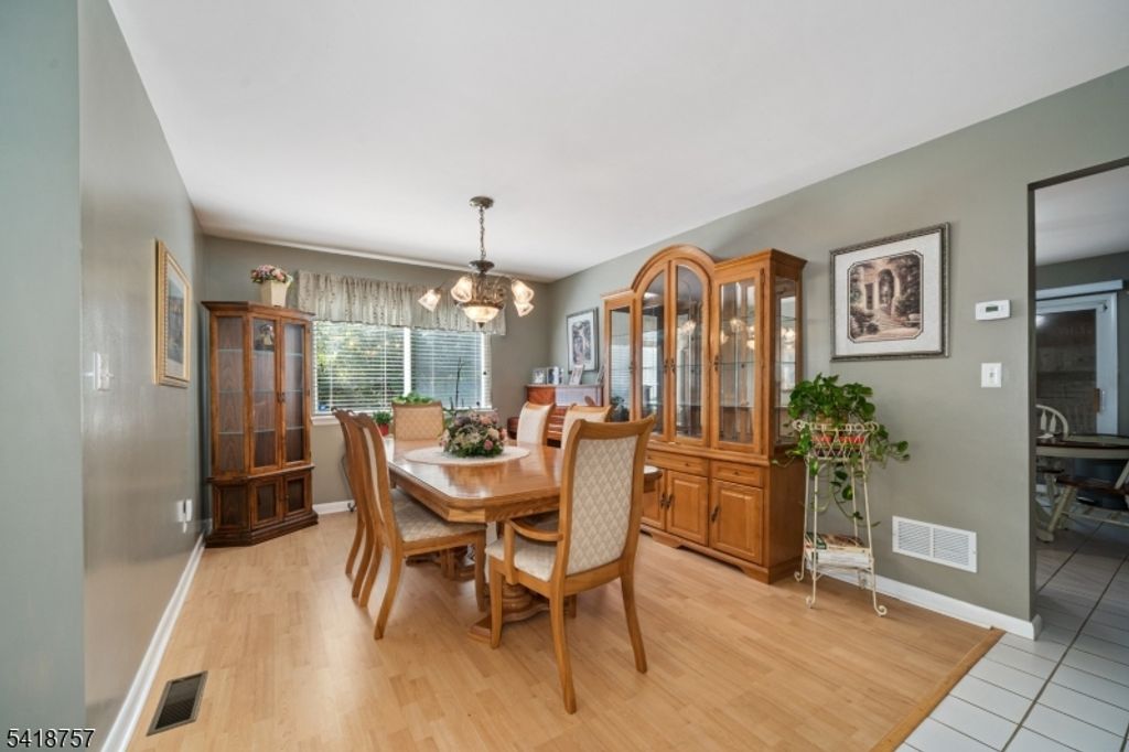 Image 9 of property listing at 10 Wind Meadow Trl, Hardyston Twp., NJ 07419