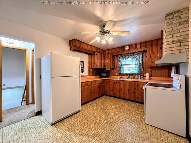 2195 Oakridge Drive, Charleston, WV 25311