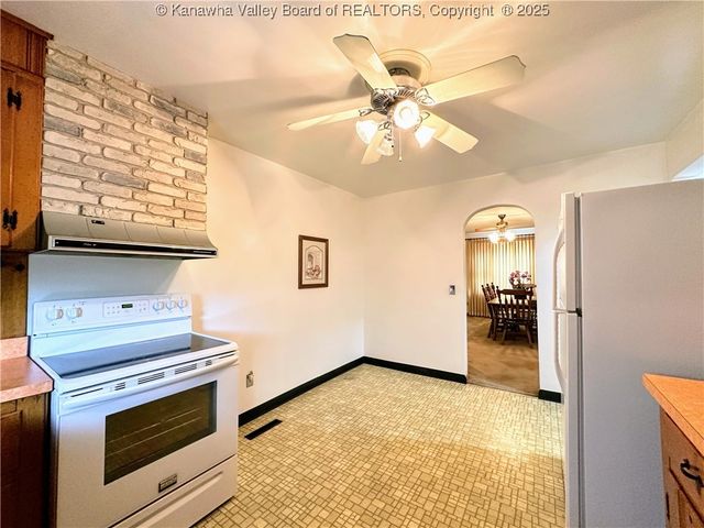 2195 Oakridge Drive, Charleston, WV 25311