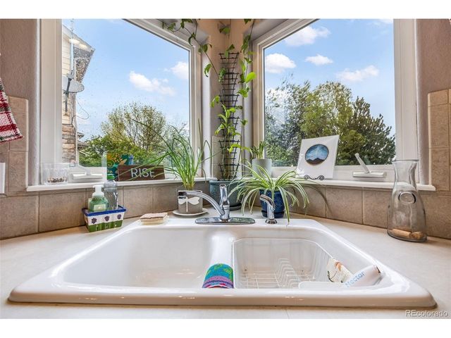 2046 Falcon Dr, Longmont, CO 80503