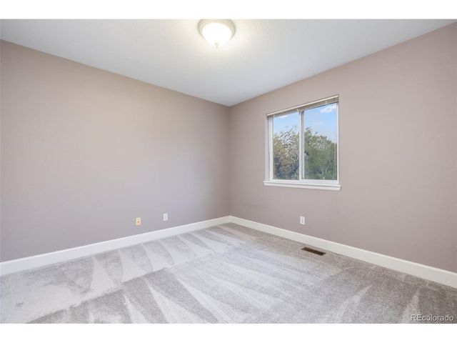 2046 Falcon Dr, Longmont, CO 80503