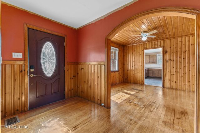 302 Hickory St, Clinton, TN 37716