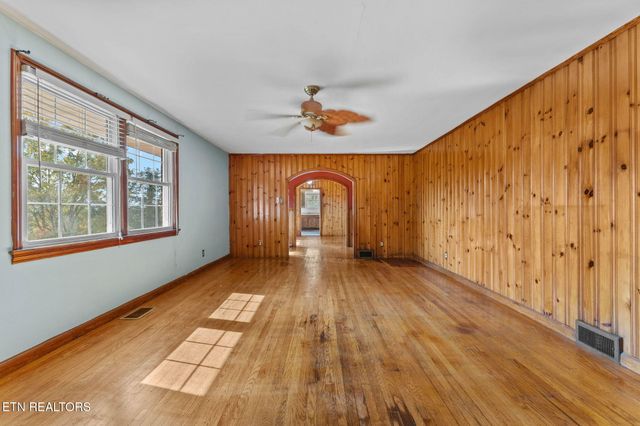 302 Hickory St, Clinton, TN 37716