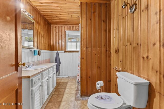 302 Hickory St, Clinton, TN 37716