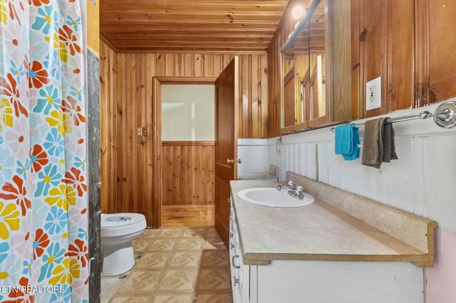 302 Hickory St, Clinton, TN 37716