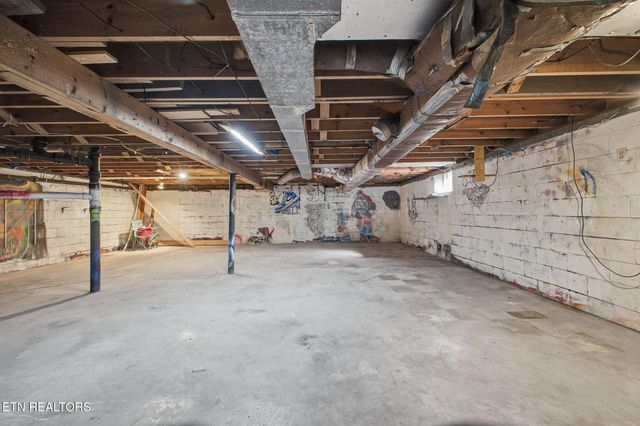 302 Hickory St, Clinton, TN 37716