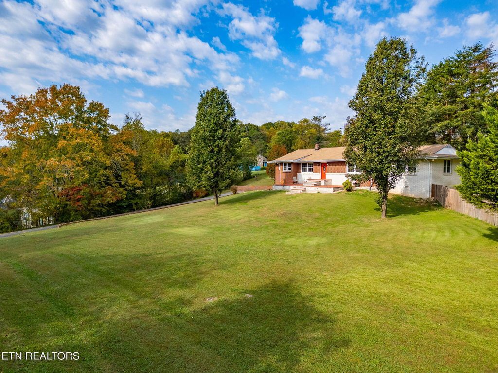 302 Hickory St, Clinton, TN 37716