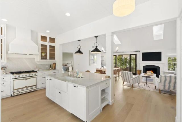 210 Estrella St, Solana Beach, CA 92075