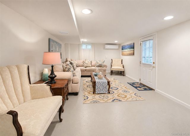17 Beech Road, Rocky Point, NY 11778