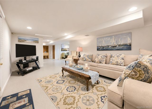 17 Beech Road, Rocky Point, NY 11778