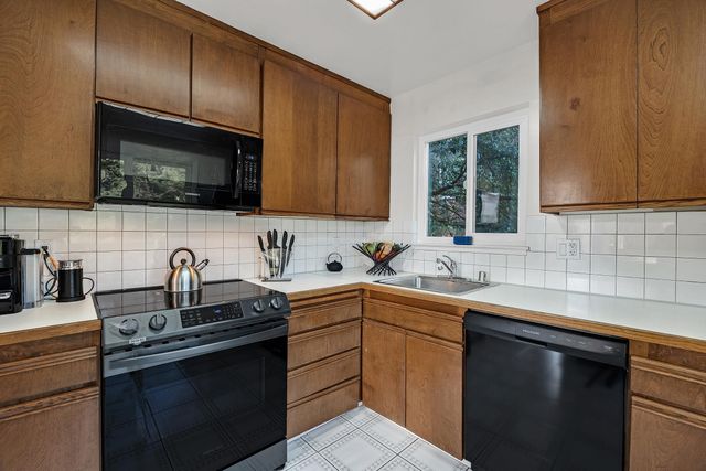 5982 Ascot Dr, Oakland, CA 94611