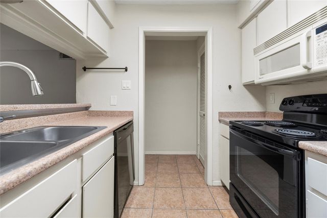 4637 Wild Indigo Street 421, Houston, TX 77027