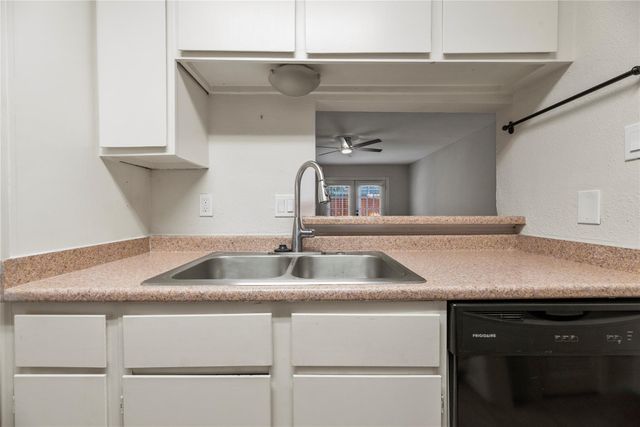 4637 Wild Indigo Street 421, Houston, TX 77027