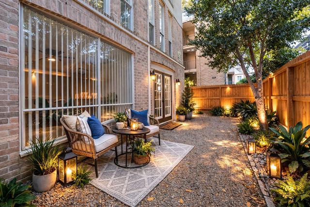 4637 Wild Indigo Street 421, Houston, TX 77027