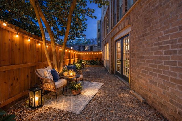 4637 Wild Indigo Street 421, Houston, TX 77027