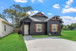 315 N Woodson Street, Willis, TX 77378