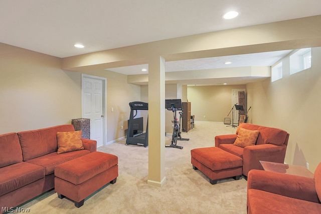 679 Jockeys Circle, Avon Lake, OH 44012