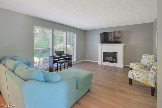 679 Jockeys Circle, Avon Lake, OH 44012
