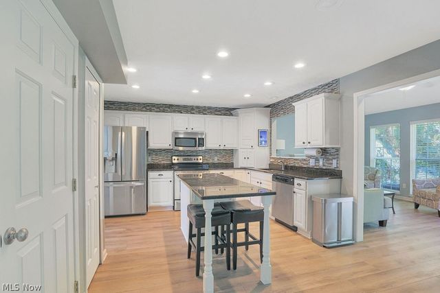 679 Jockeys Circle, Avon Lake, OH 44012