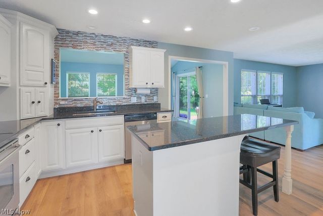 679 Jockeys Circle, Avon Lake, OH 44012