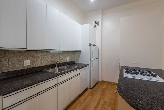 130 S CANAL Street 211, Chicago, IL 60606