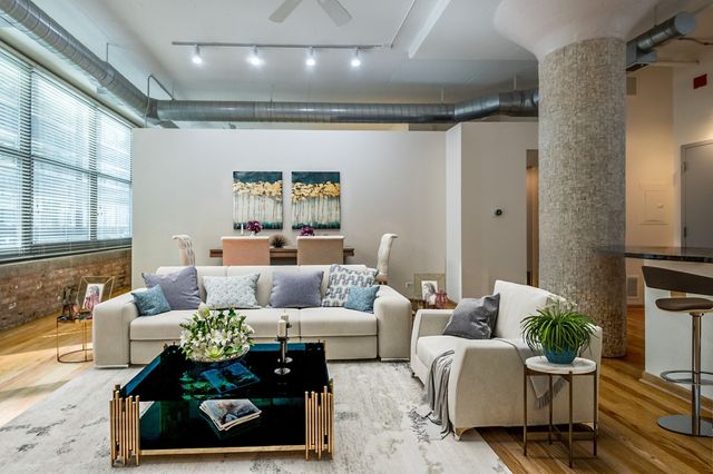 130 S CANAL Street 211, Chicago, IL 60606