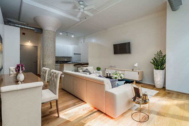 130 S CANAL Street 211, Chicago, IL 60606