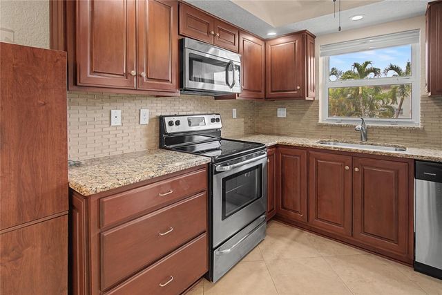 100 SE 6th Avenue 203, Pompano Beach, FL 33060