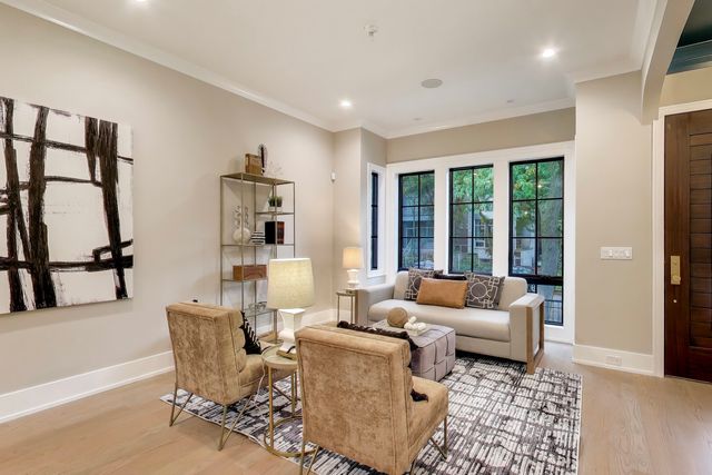 2203 W Huron Avenue, Chicago, IL 60622