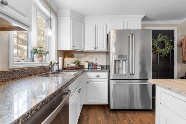 8 Snowdrop Lane, Litchfield, NH 03052