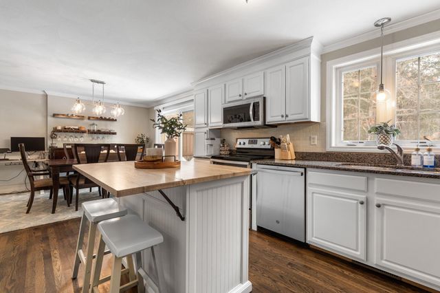 8 Snowdrop Lane, Litchfield, NH 03052