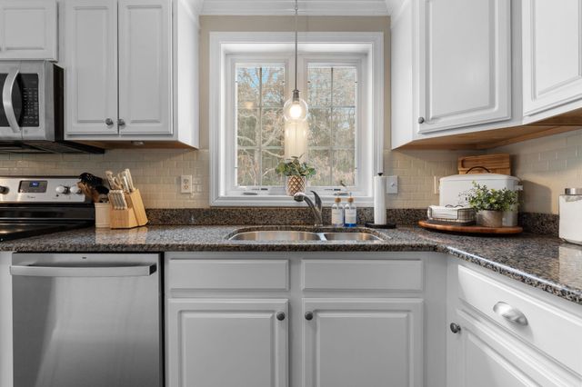 8 Snowdrop Lane, Litchfield, NH 03052