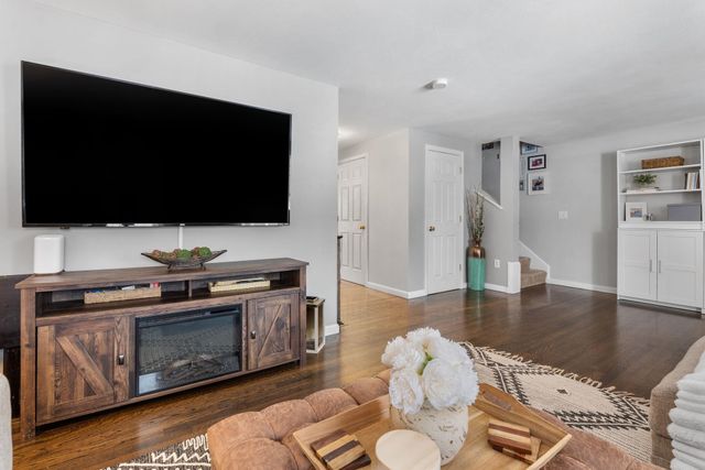 8 Snowdrop Lane, Litchfield, NH 03052