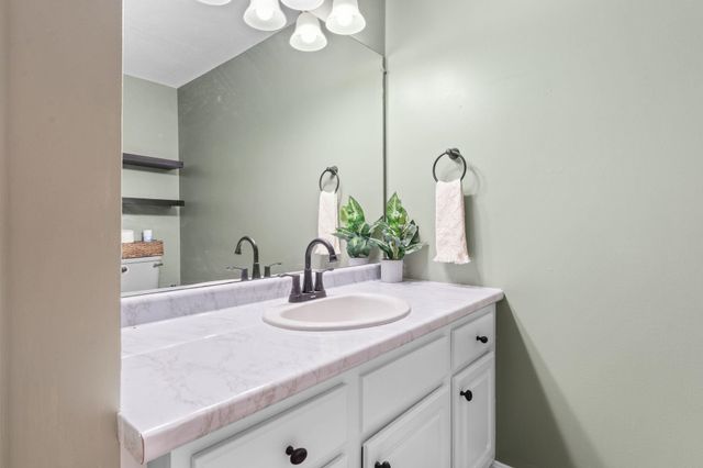 8 Snowdrop Lane, Litchfield, NH 03052