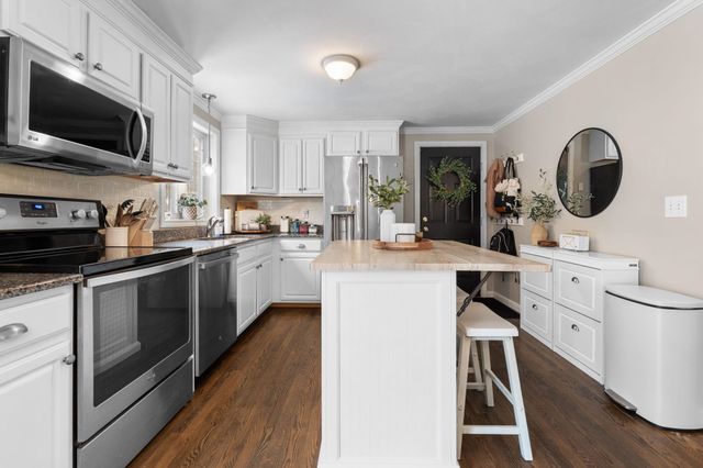 8 Snowdrop Lane, Litchfield, NH 03052