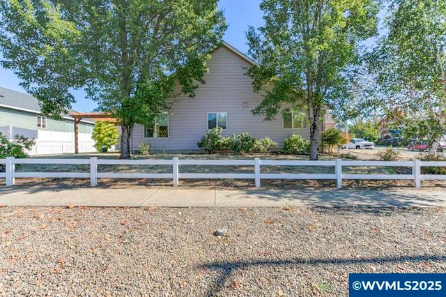 1451 Ryan Dr, Silverton, OR 97381