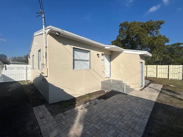 806 NW 18th St, Fort Lauderdale, FL 33311