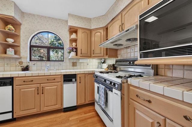 13204 Wright Way, Los Altos Hills, CA 94022