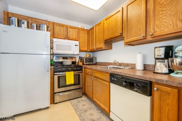 366 Cambridge Dr, Butler Boro, NJ 07405