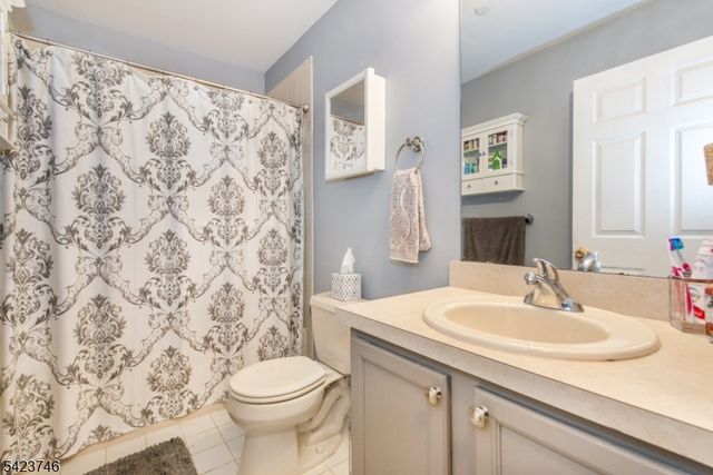 366 Cambridge Dr, Butler Boro, NJ 07405