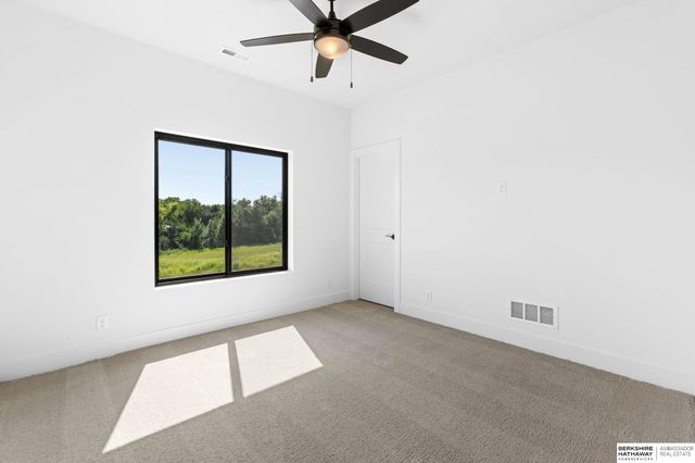 6611 S 214th Avenue, Omaha, NE 68022